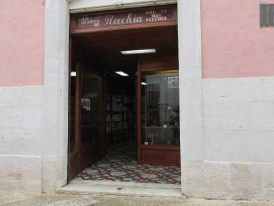 L'attivit� si affaccia sull'angusta via Porta Barsento ed � segnalata da una spiritosa insegna installata all'esterno che recita: "La scarpa di Recchia non fa mai vecchia"